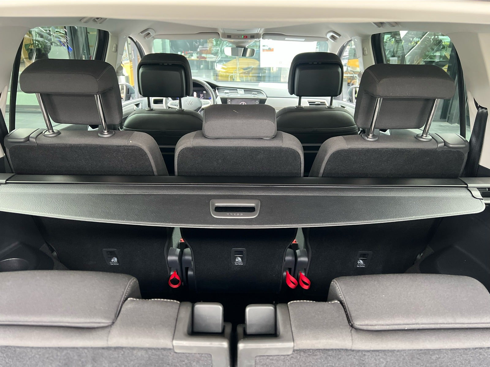 Grå VW Touran fra 2024