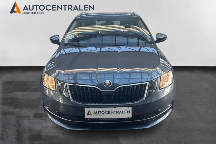 Grå Skoda Octavia fra 2020