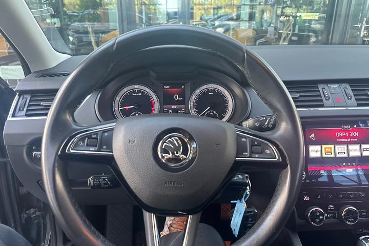 Grå Skoda Octavia fra 2020