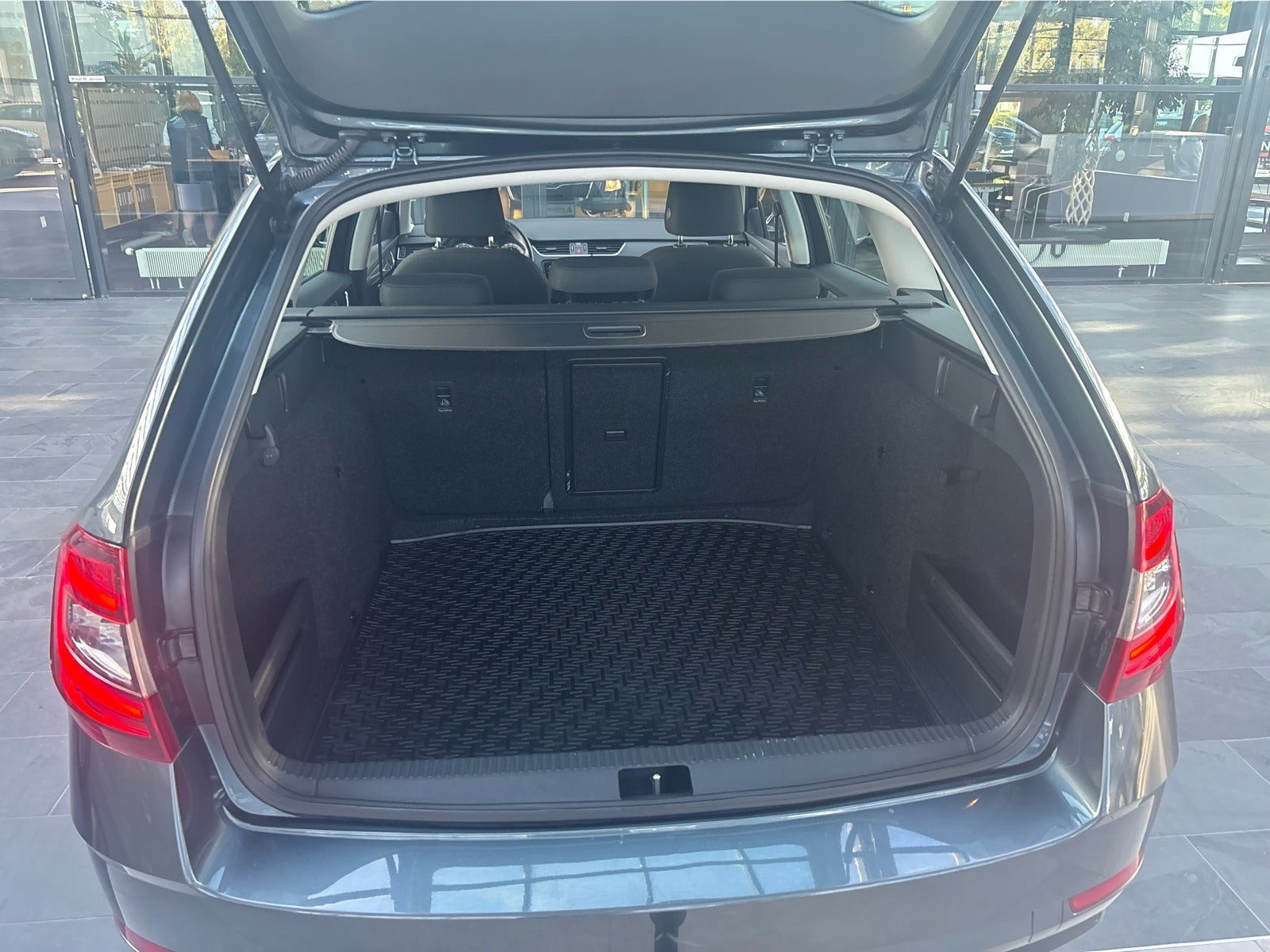 Grå Skoda Octavia fra 2020