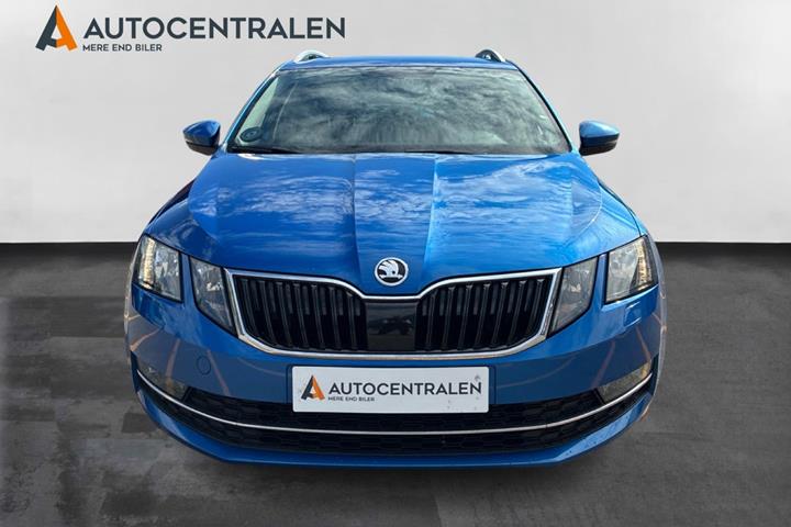 Blå Skoda Octavia fra 2019