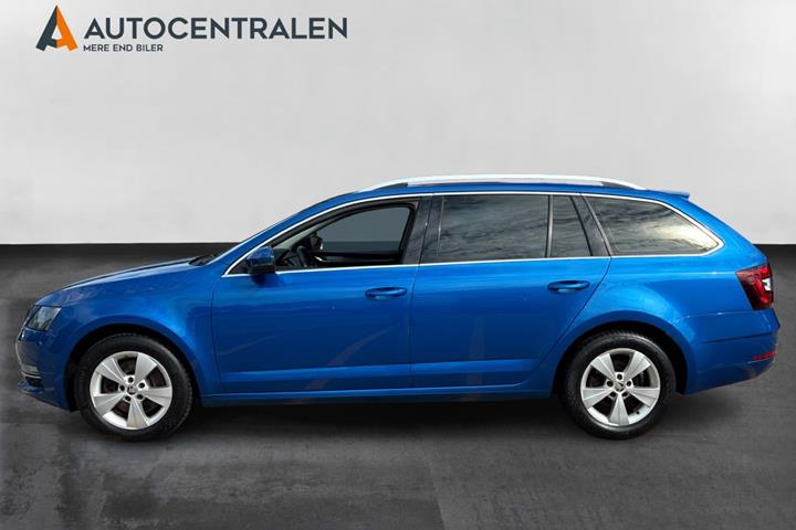 Blå Skoda Octavia fra 2019