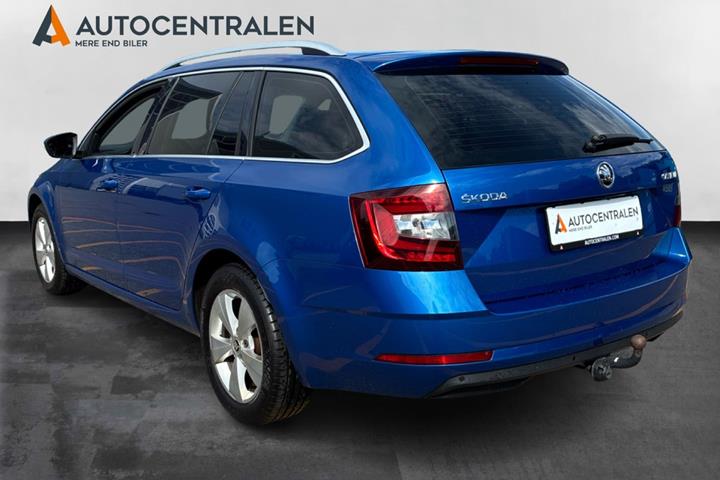 Blå Skoda Octavia fra 2019