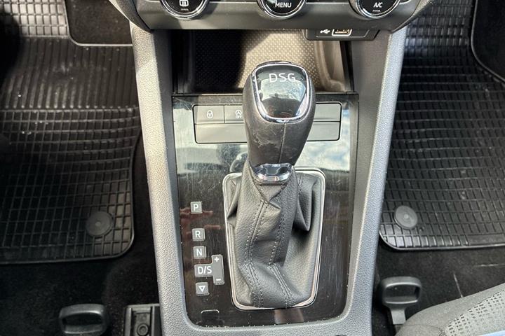 Blå Skoda Octavia fra 2019