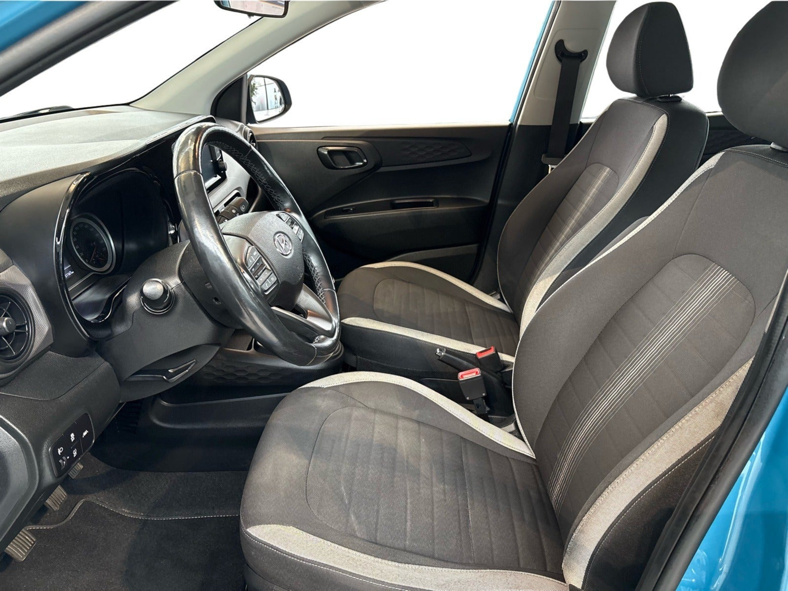 Blå Hyundai i10 fra 2022