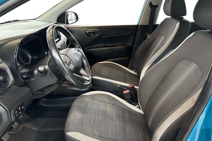 Blå Hyundai i10 fra 2022