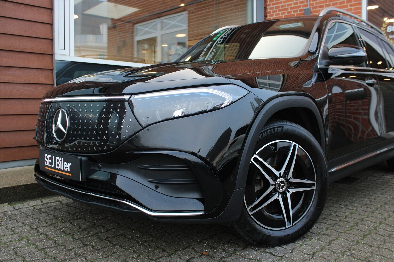 Sort Mercedes EQB250+ fra 2025
