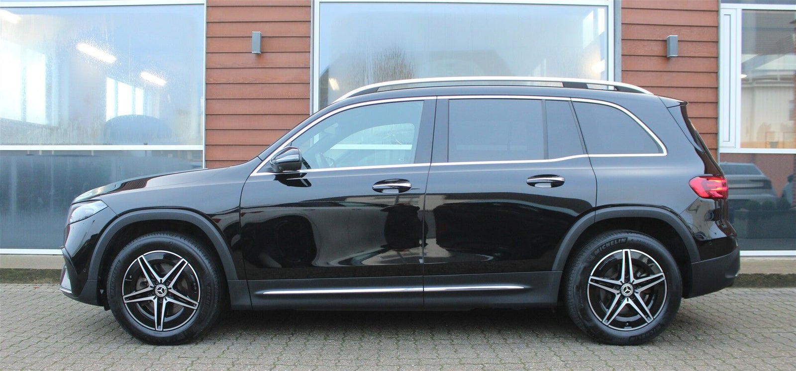 Sort Mercedes EQB250+ fra 2025