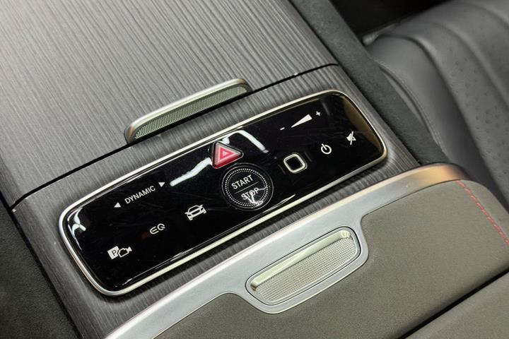 Sort Mercedes EQS450+ SUV fra 2023