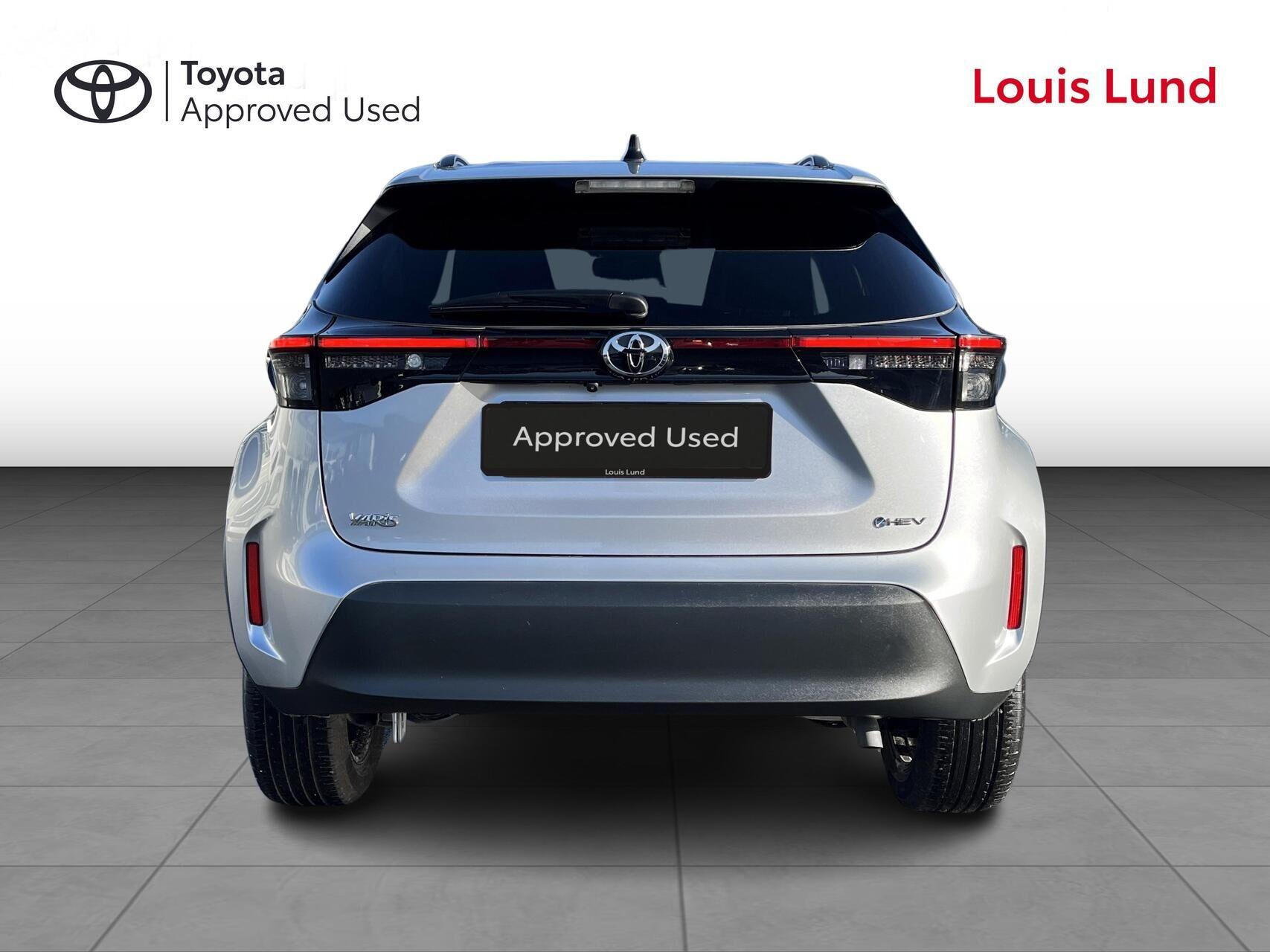 Sølv Toyota Yaris Cross fra 2025
