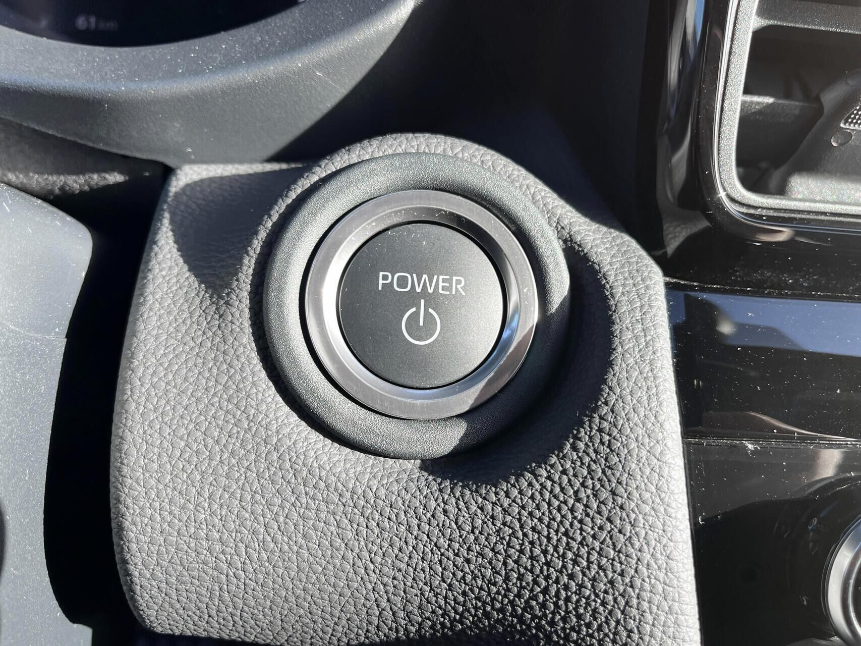 Sølv Toyota Yaris Cross fra 2025