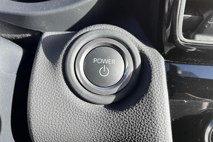 Sølv Toyota Yaris Cross fra 2025