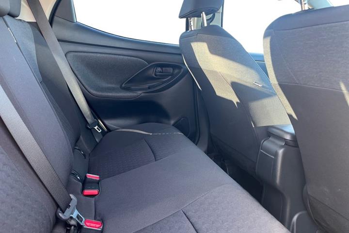 Sølv Toyota Yaris fra 2021
