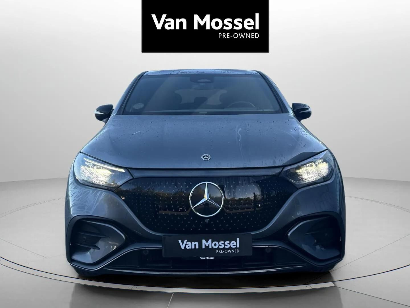 Grå Mercedes EQE350 fra 2025