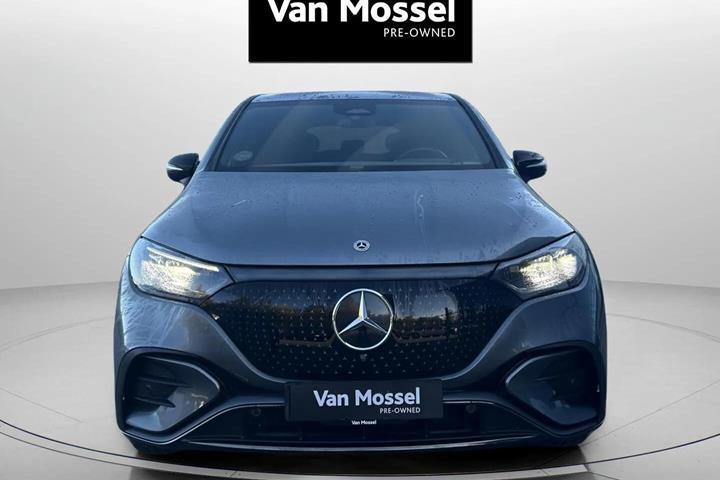 Grå Mercedes EQE350 fra 2025