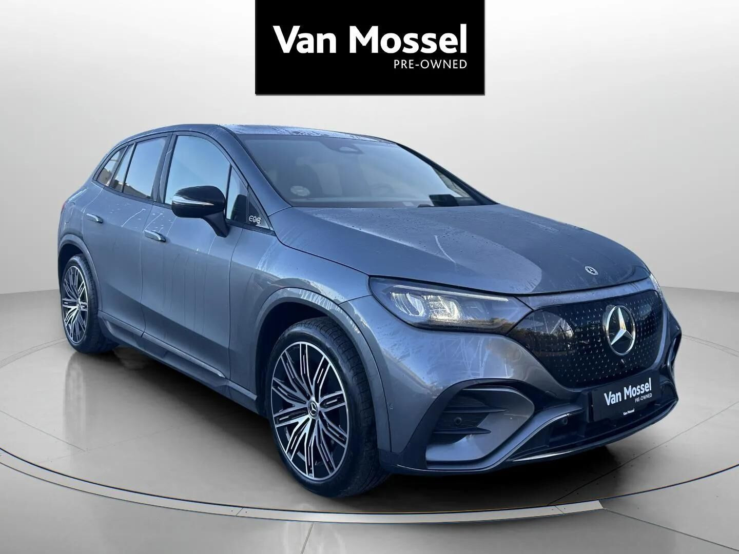 Grå Mercedes EQE350 fra 2025