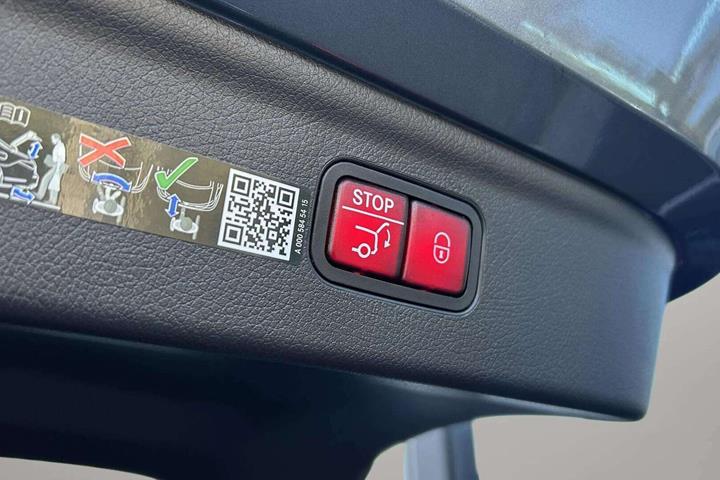 Grå Mercedes EQE350 fra 2025