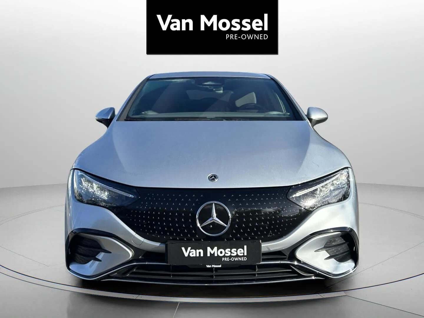 Grå Mercedes EQE350 fra 2023