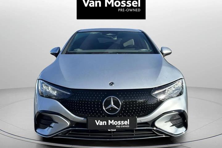 Grå Mercedes EQE350 fra 2023