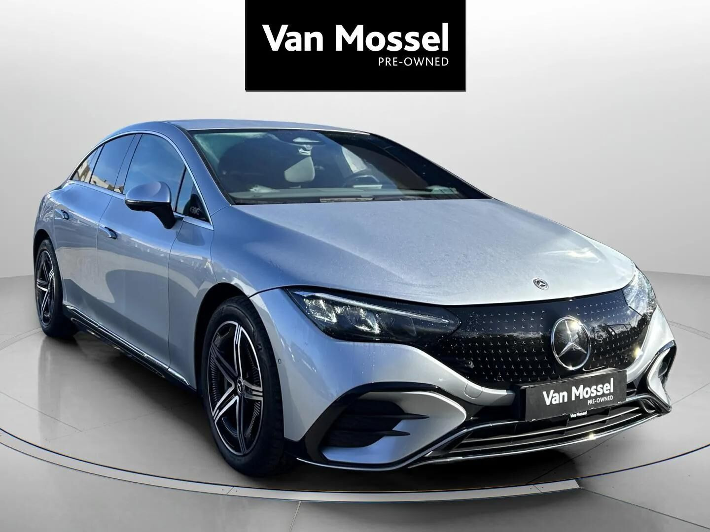 Grå Mercedes EQE350 fra 2023