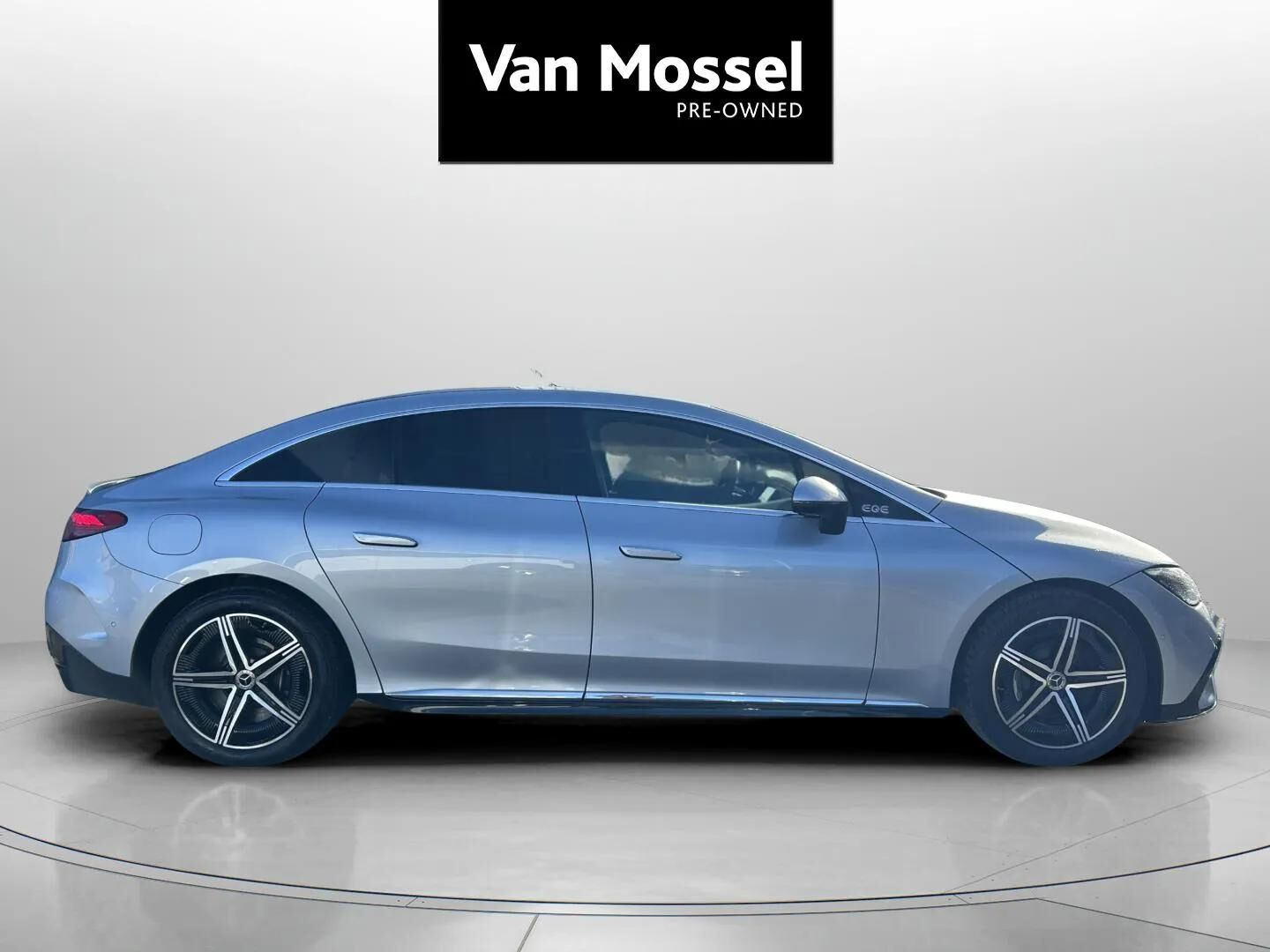 Grå Mercedes EQE350 fra 2023
