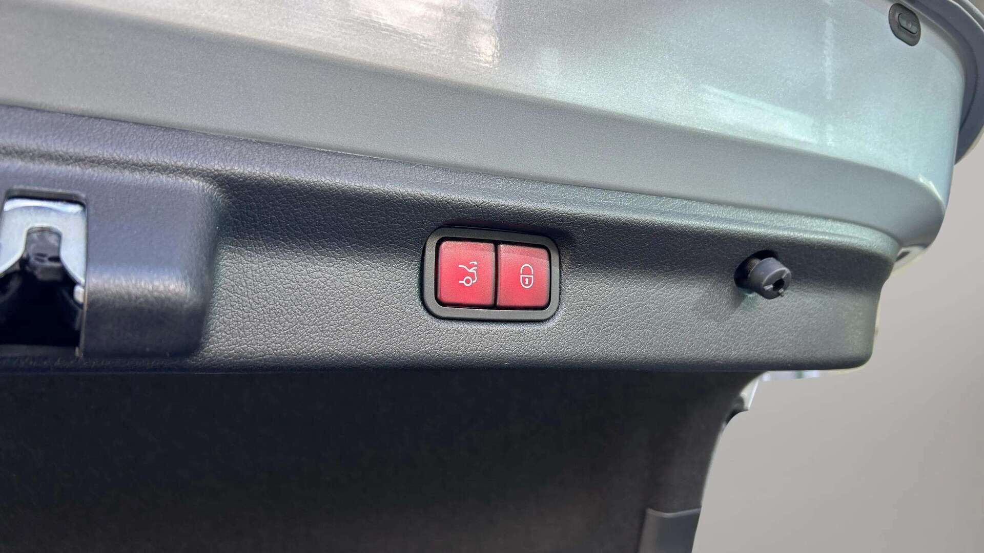 Grå Mercedes EQE350 fra 2023