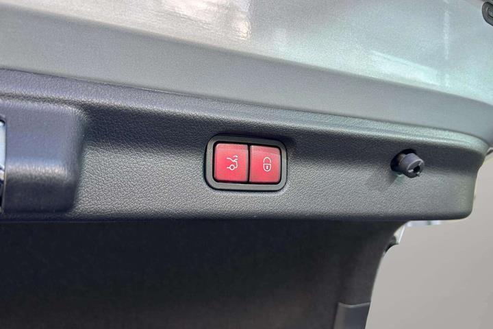 Grå Mercedes EQE350 fra 2023