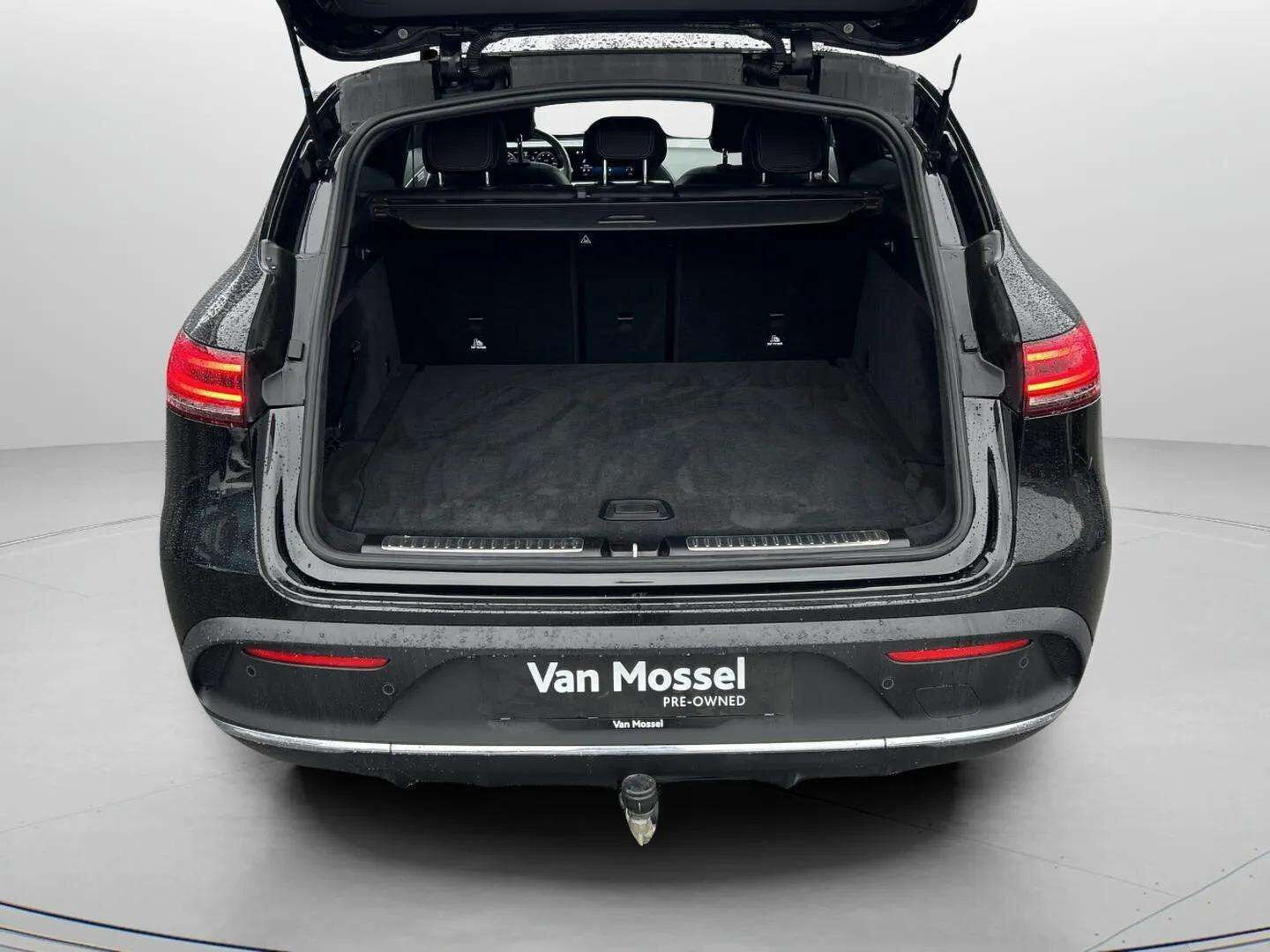 Sort Mercedes EQC400 fra 2023