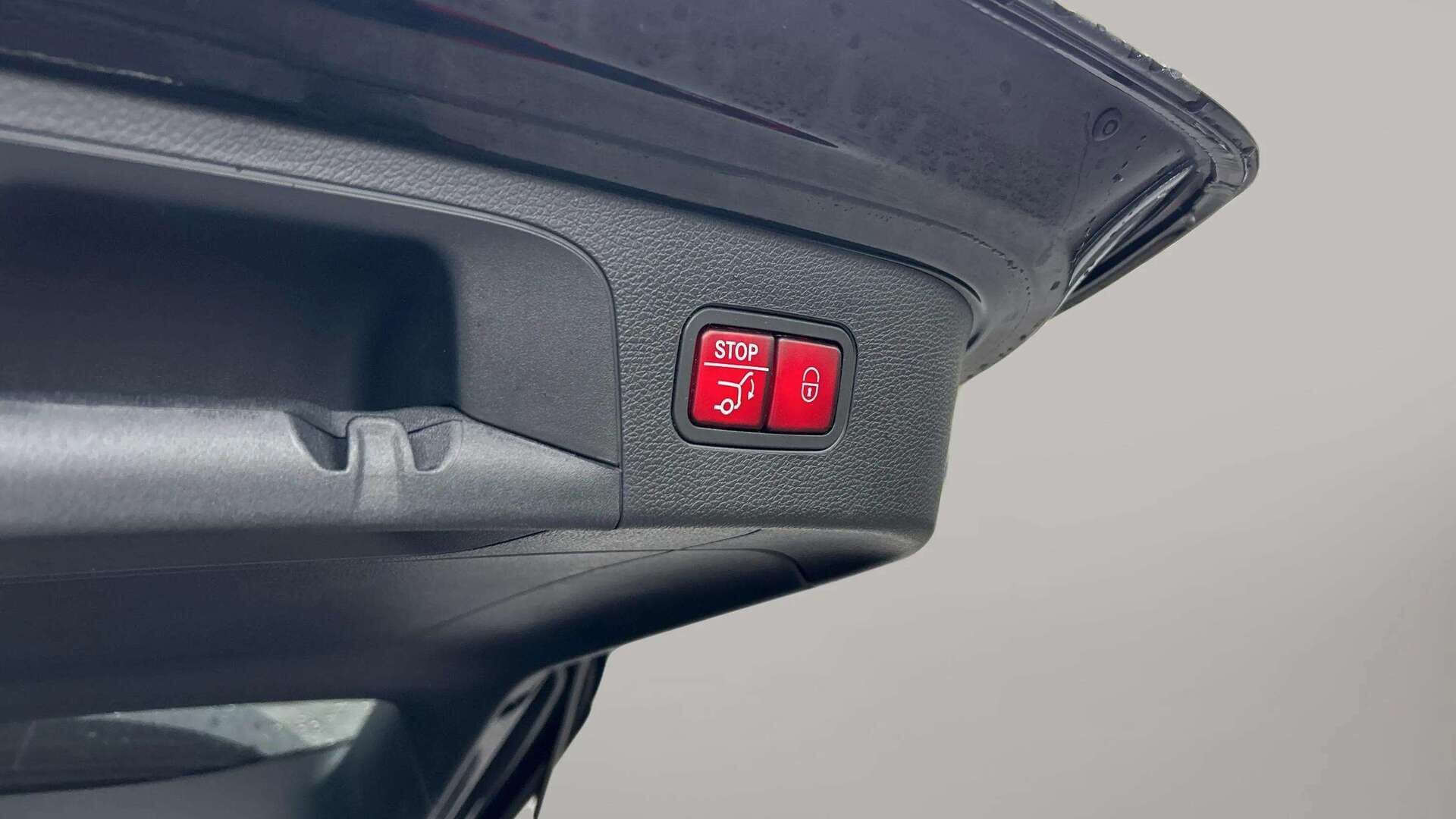Sort Mercedes EQC400 fra 2023