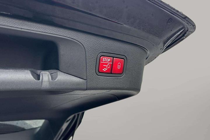 Sort Mercedes EQC400 fra 2023