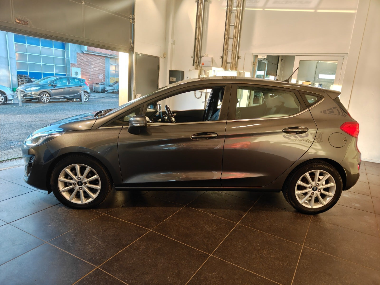 Grå Ford Fiesta fra 2017