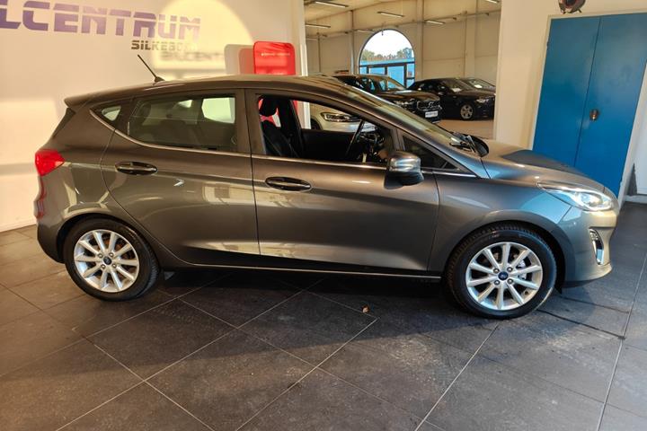 Grå Ford Fiesta fra 2017