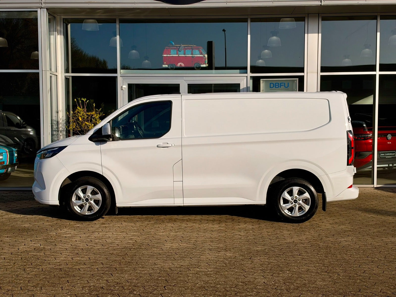 Hvid Ford E-Transit Custom Kombi 320 L1 fra 2025 set udefra