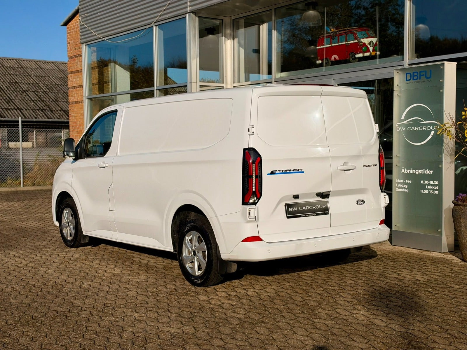 Hvid Ford E-Transit Custom Kombi 320 L1 fra 2025 set udefra