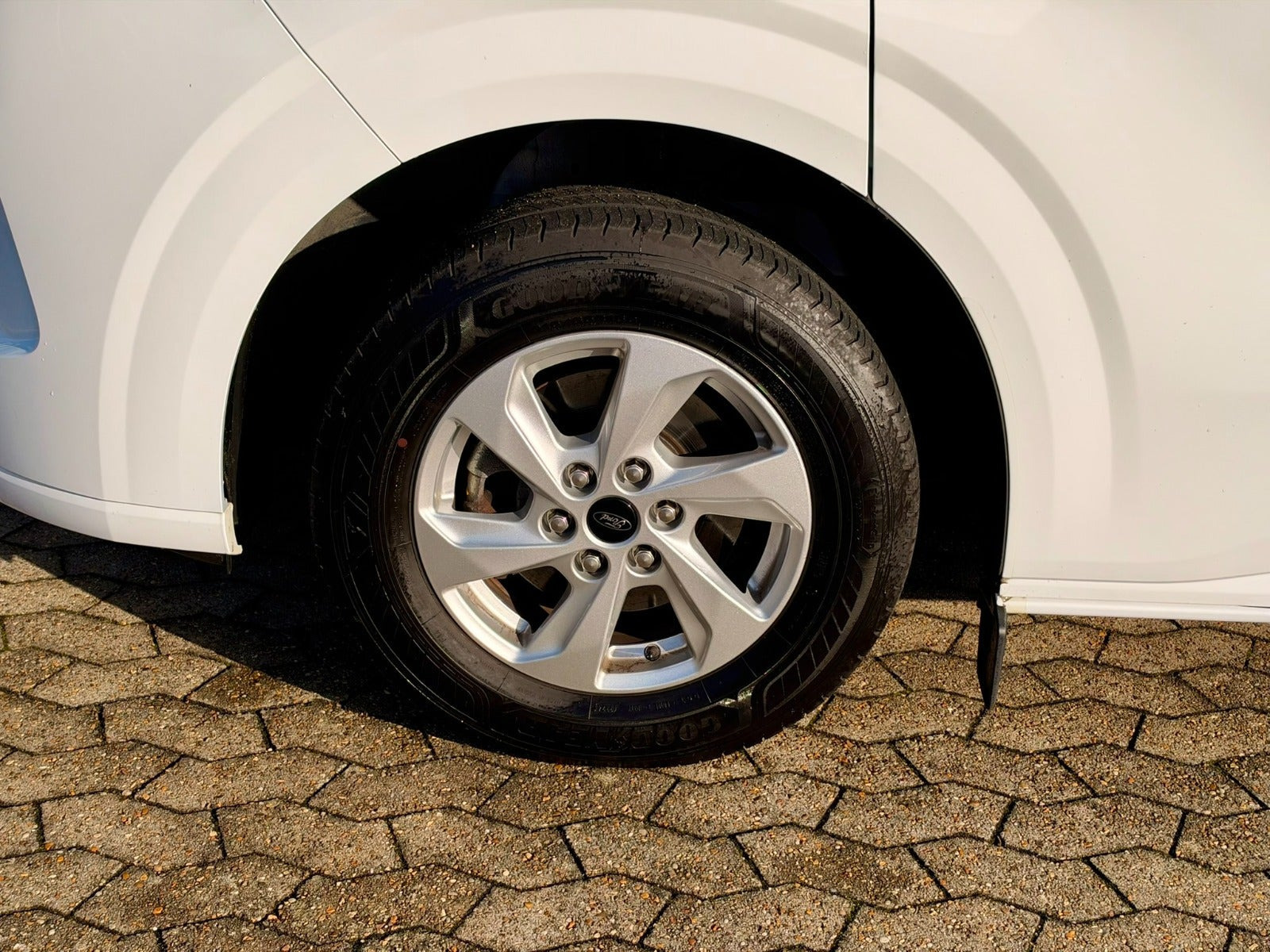 Hvid Ford E-Transit Custom Kombi 320 L1 fra 2025 set udefra