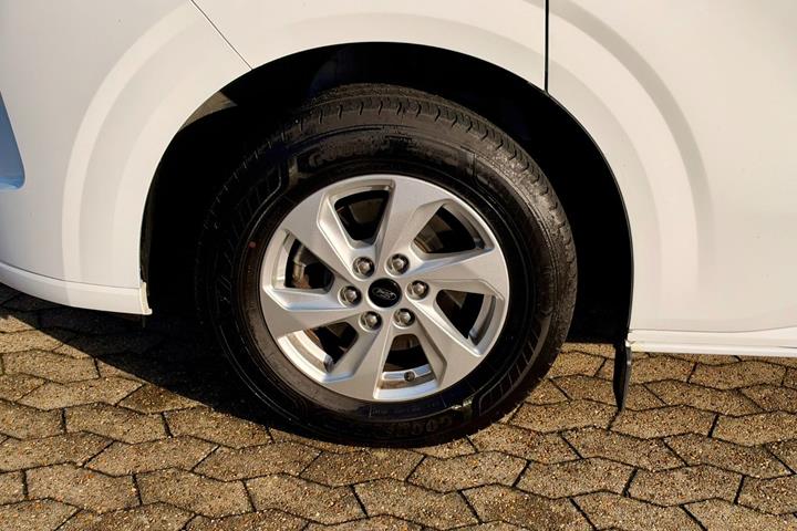 Hvid Ford E-Transit Custom Kombi 320 L1 fra 2025 set udefra