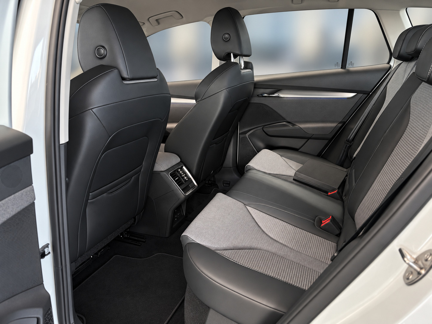 Hvid Skoda Enyaq fra 2023