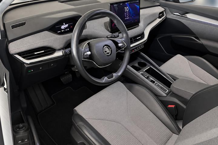 Hvid Skoda Enyaq fra 2023