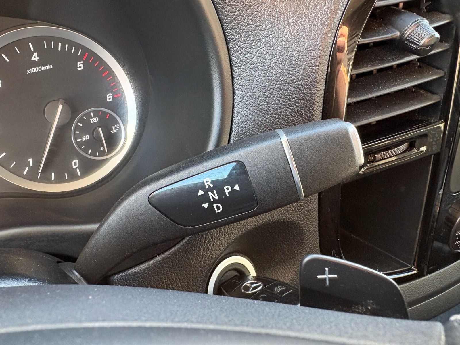 Sølv Mercedes Vito 114 fra 2021