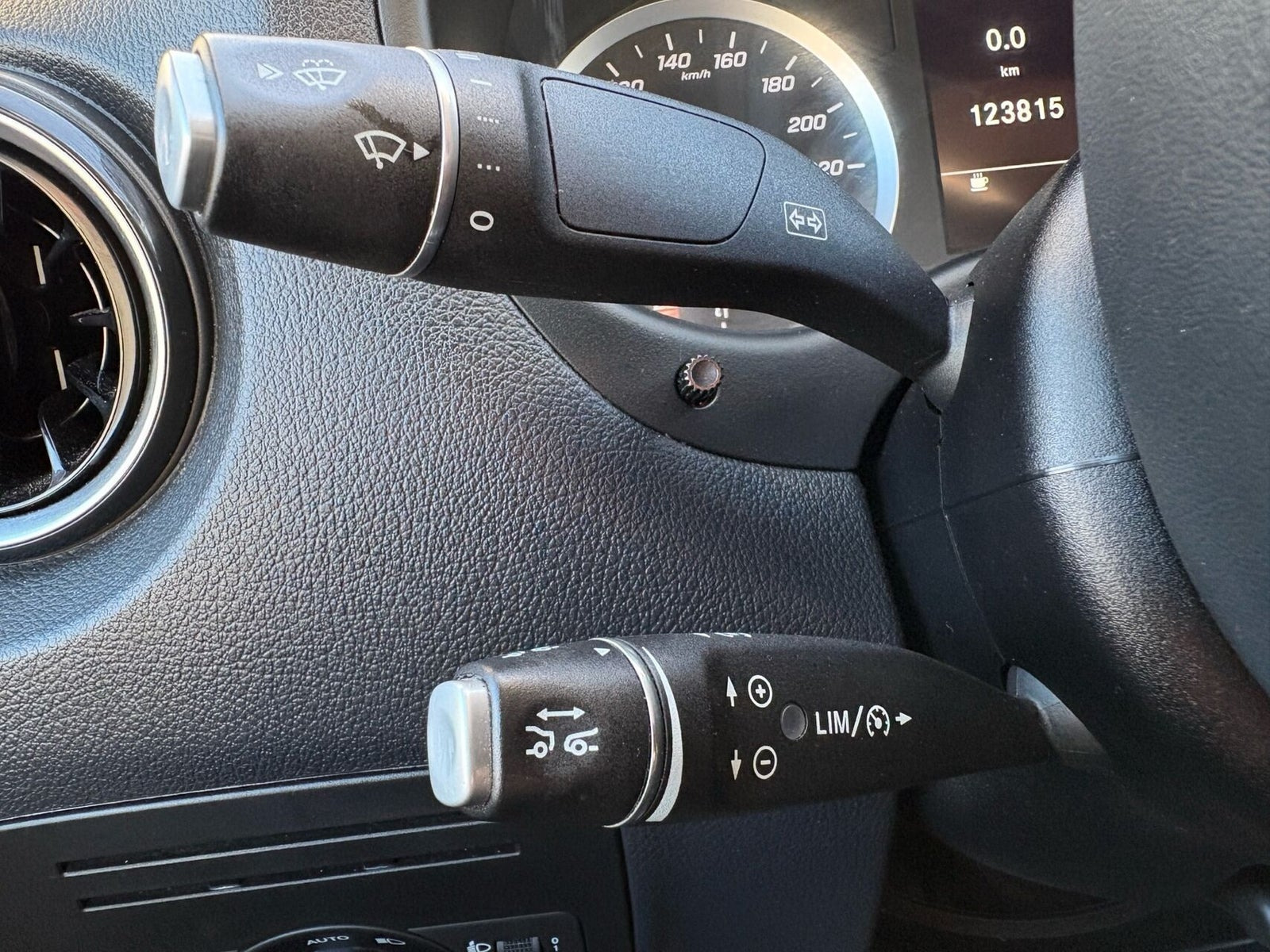 Sølv Mercedes Vito 114 fra 2021
