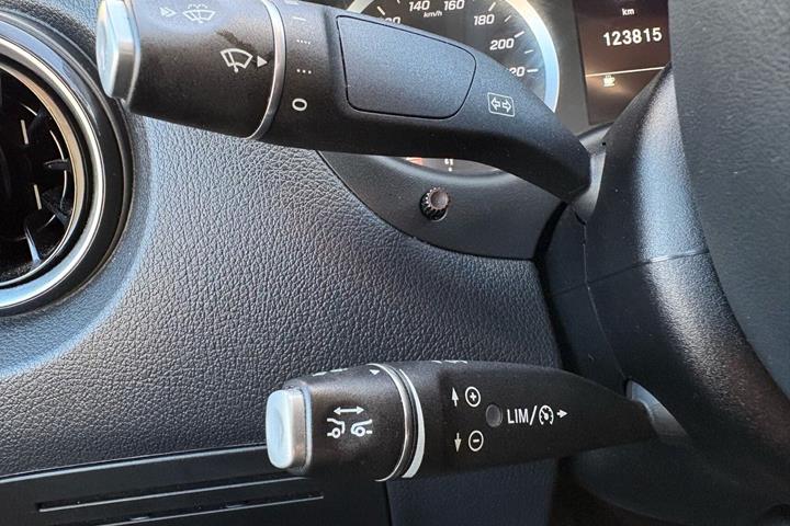Sølv Mercedes Vito 114 fra 2021