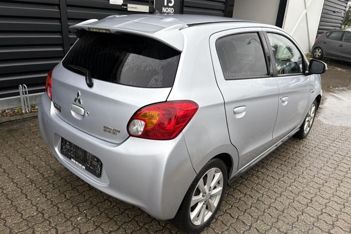 Sølv Mitsubishi Space Star fra 2015
