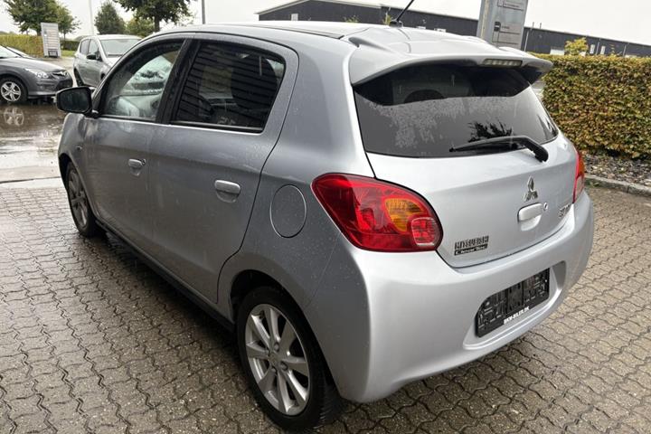 Sølv Mitsubishi Space Star fra 2015
