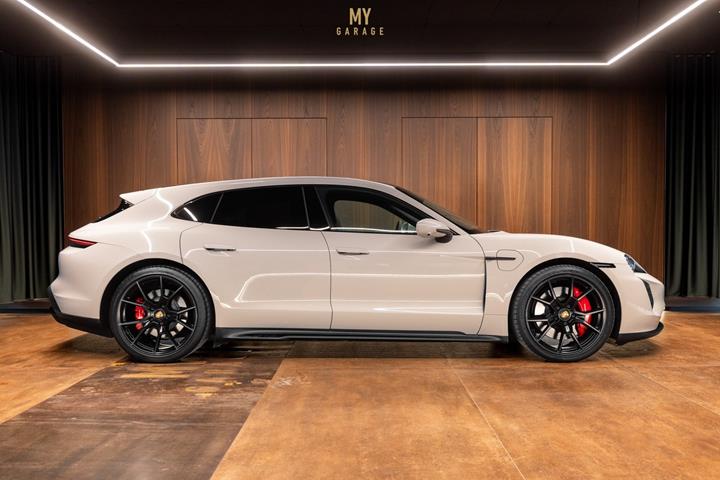 Grå Porsche Taycan GTS fra 2022