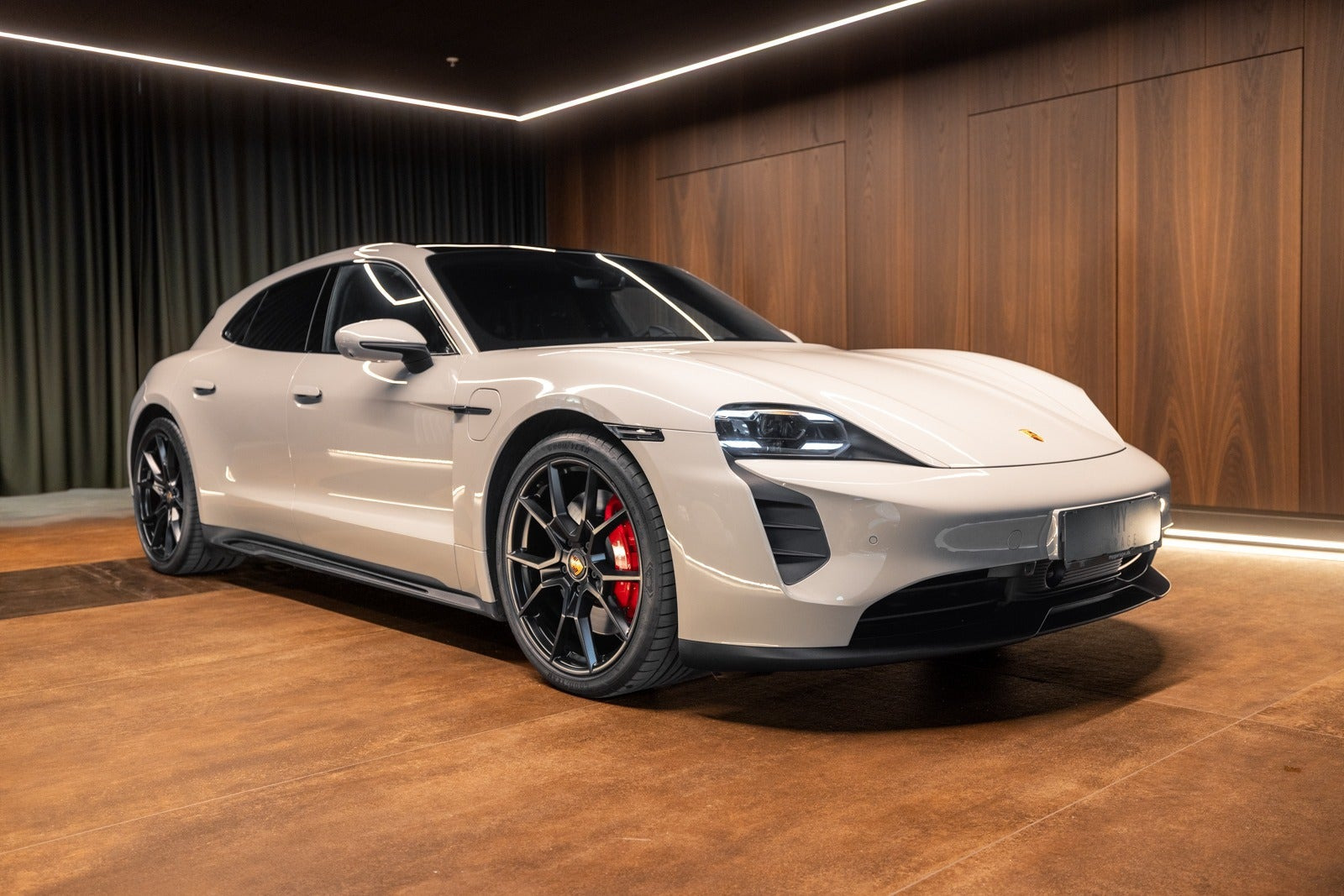 Grå Porsche Taycan GTS fra 2022