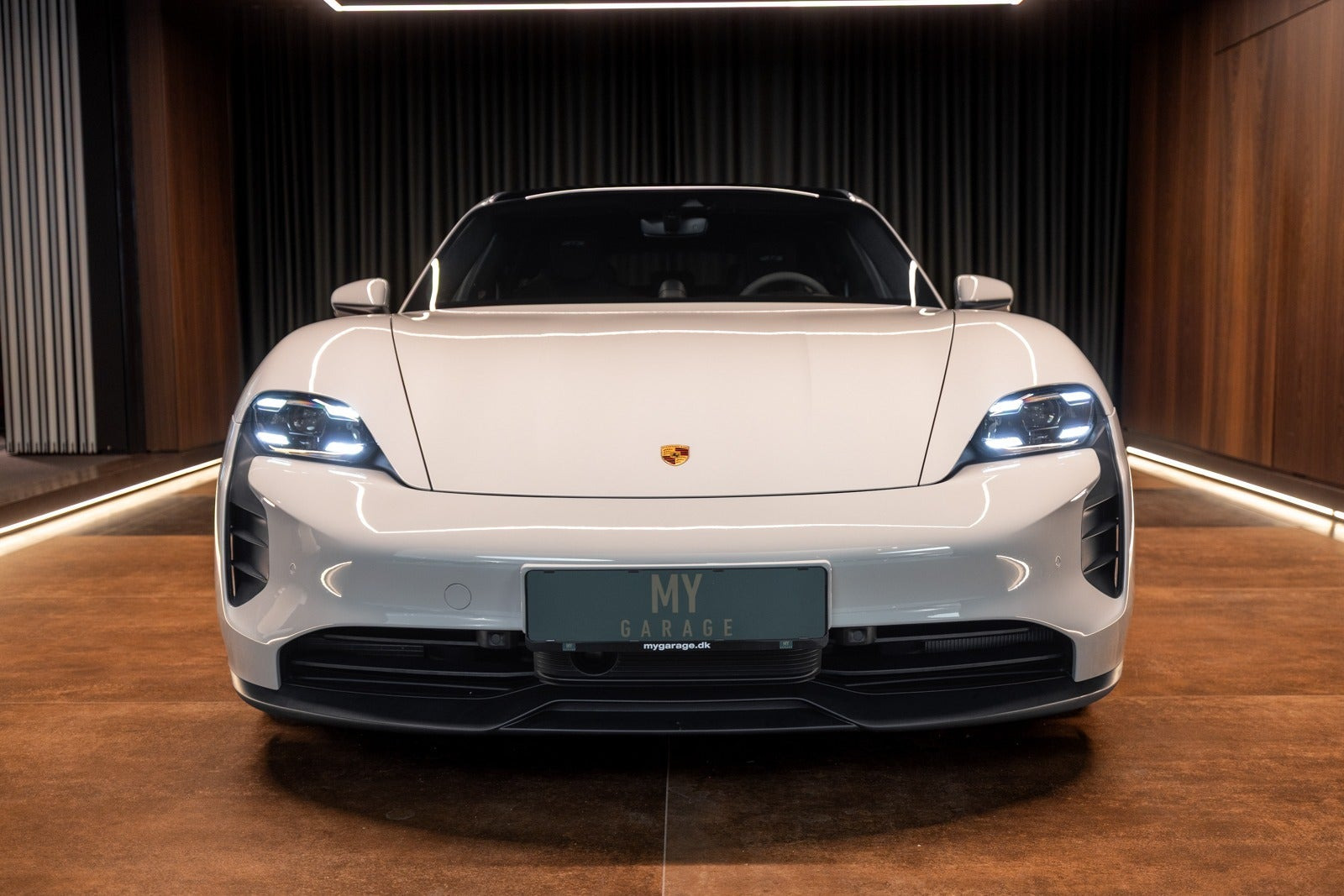 Grå Porsche Taycan GTS fra 2022
