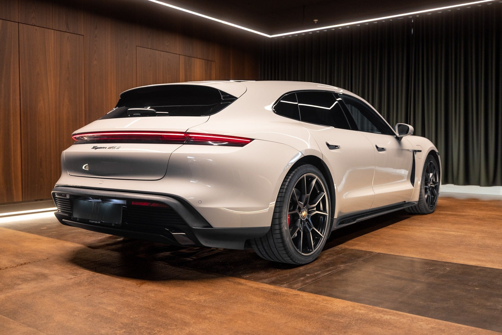 Grå Porsche Taycan GTS fra 2022
