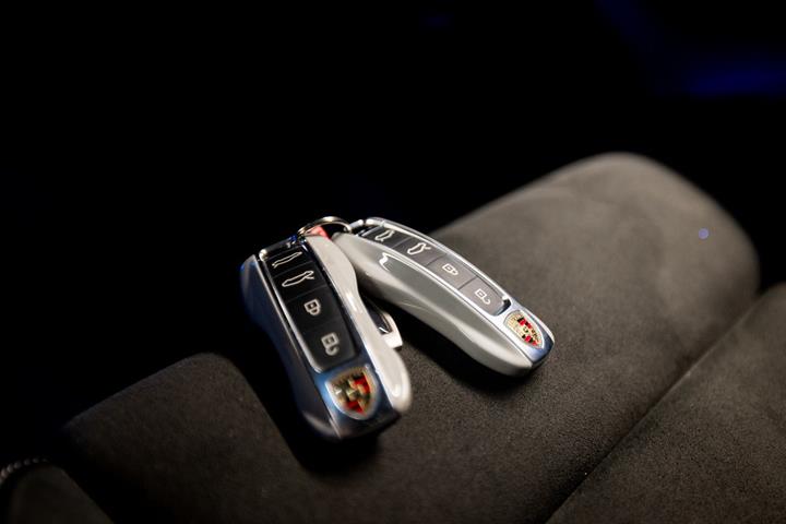 Grå Porsche Taycan GTS fra 2022
