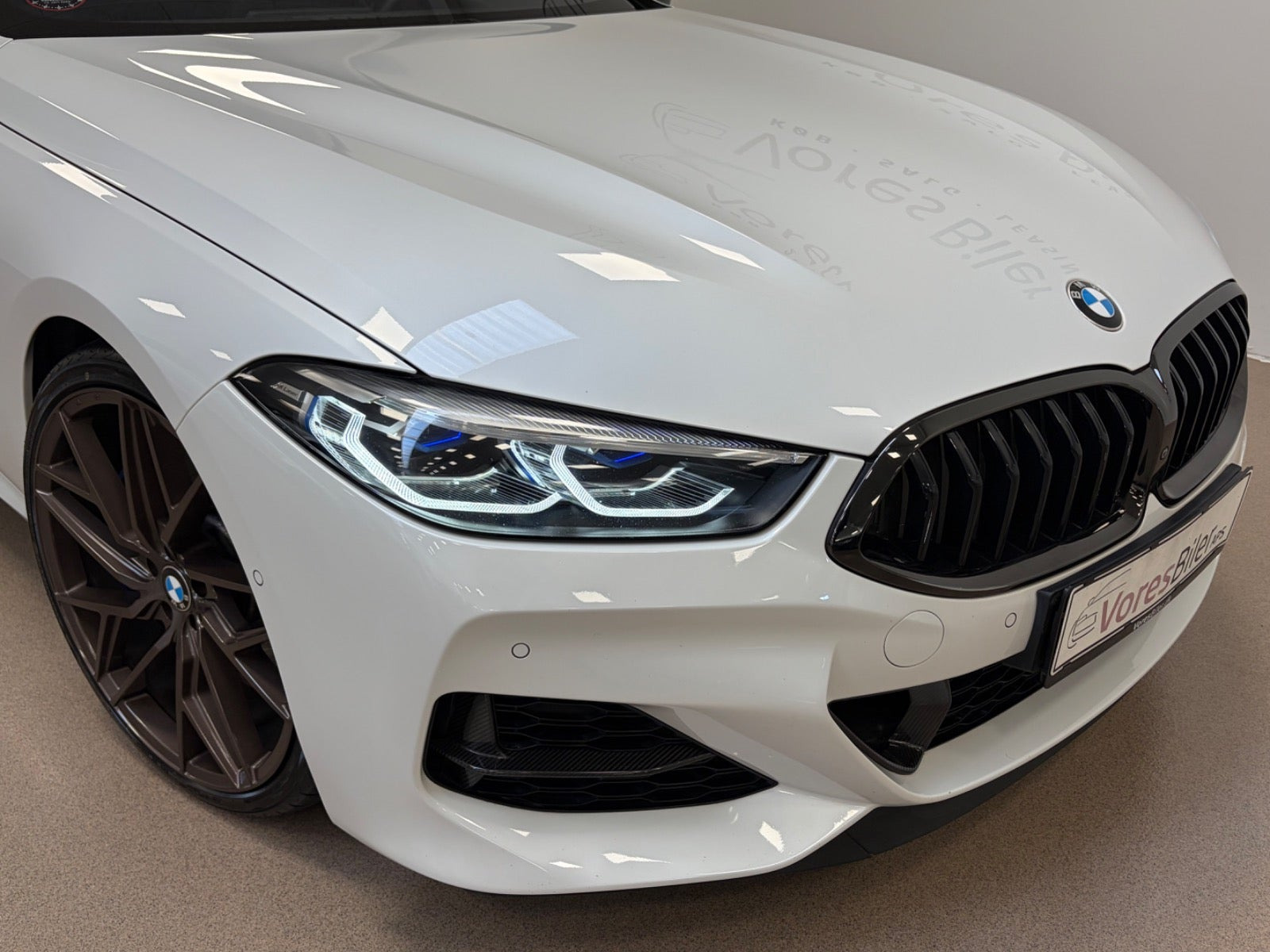 Hvid BMW M850i fra 2019