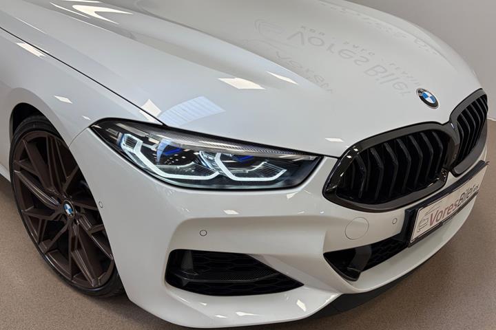 Hvid BMW M850i fra 2019